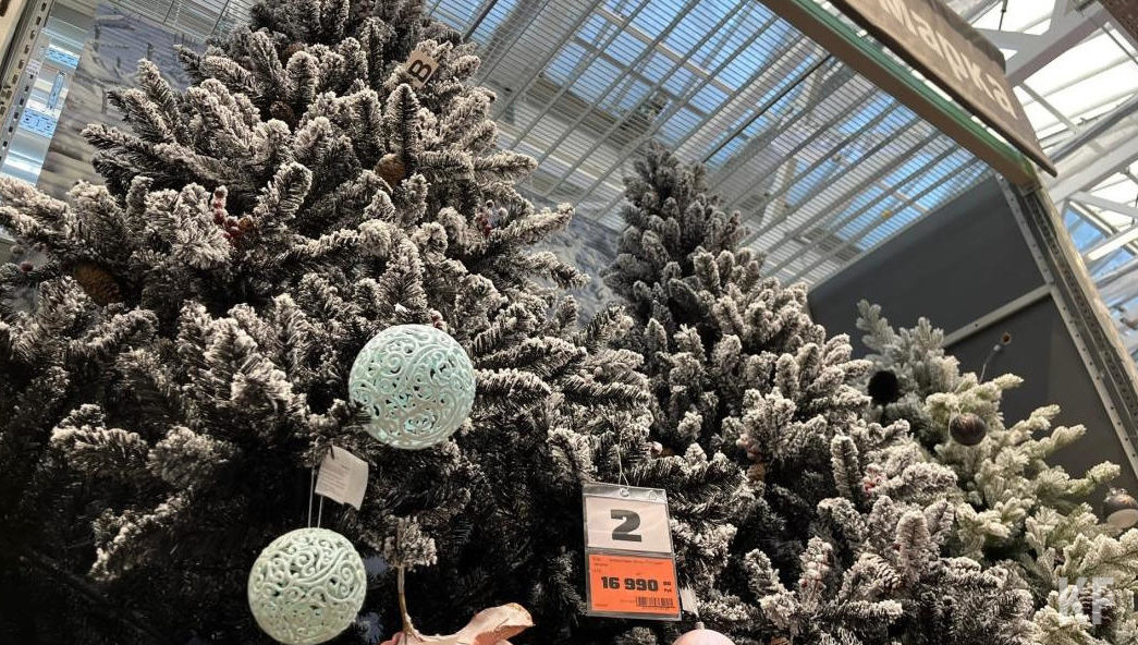 Искусственную ёлку нельзя тушить водой