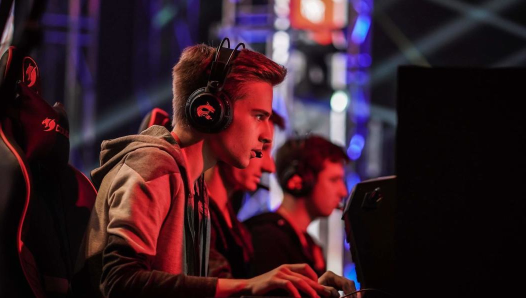 В нефтеграде планируют взращивать профессионалов компьютерного спорта. Специальная образовательная площадка в обновленном ДК «Горького» станет полем для реализации идеи. Пока же администрация города помогает игрокам становиться лучше