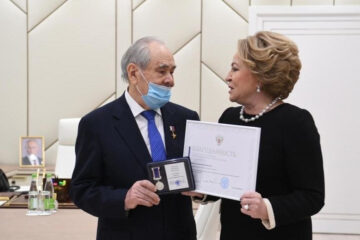 Председатель Совета Федерации вручила первому президенту Татарстана памятную медаль.