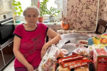 Также 85-летняя женщина помогает военнослужащим денежными пожертвованиями из пенсии.
