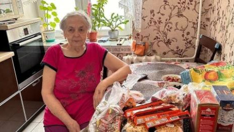 Также 85-летняя женщина помогает военнослужащим денежными пожертвованиями из пенсии.