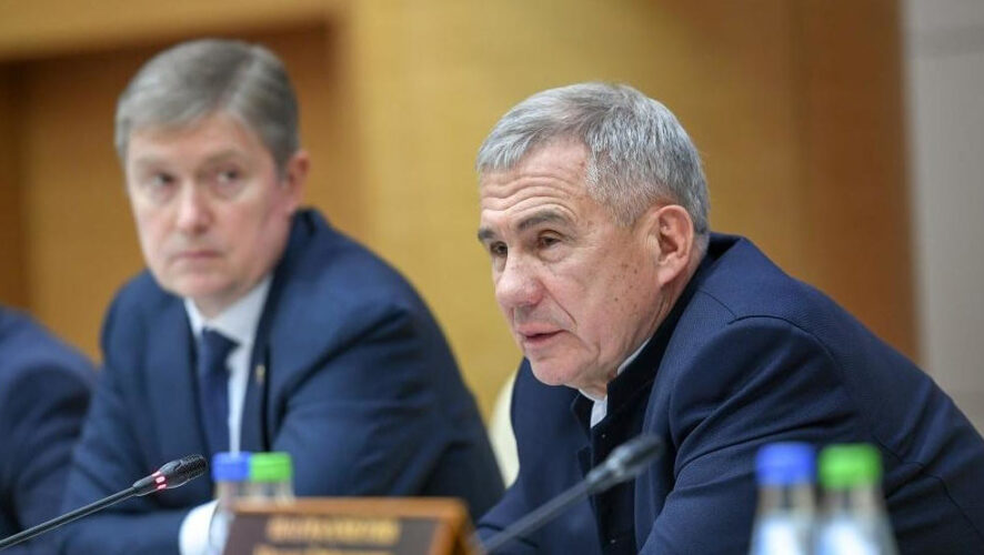 Лауреаты премии в номинации &laquo;За многолетний труд и преданность профессии&raquo; &mdash; заслуженные работники и ветераны организаций