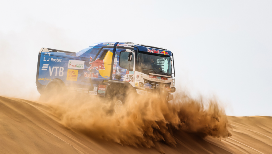 Экипаж Эдуарда Николаева приехал первым.