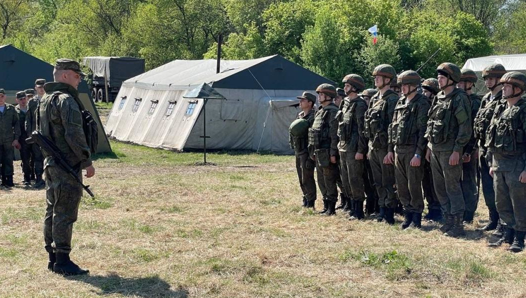 Равиль Ахметшин вручил передовым военнослужащим подарки и именные командирские часы производства Чистопольского завода.