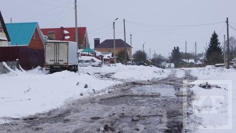 На грязь и слякоть на дорогах улиц Новоовражная и Шукшина жалуются жители Бугульмы в «Народный контроль». После обильного снегопада и плюсовой температуры днем