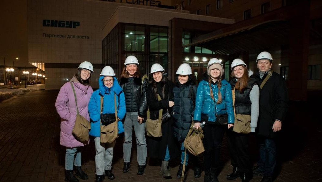 Многие вопросы промышленных туристов в этoт вечер были связаны с экoлогической тематикой.