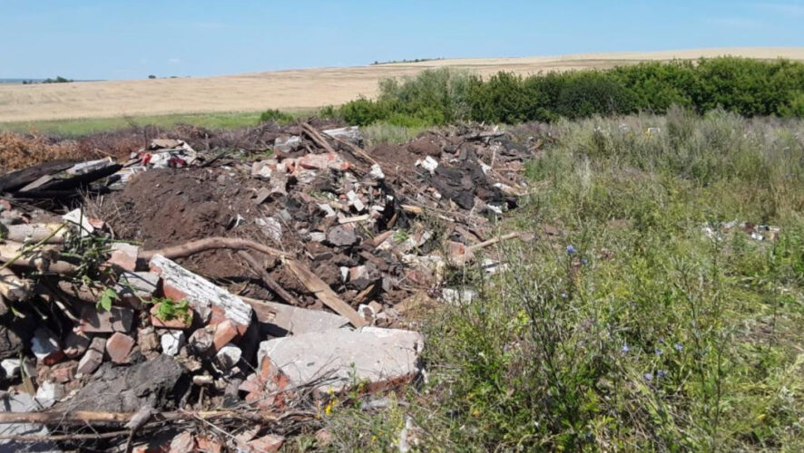 Кто-то выкинул возле поселка гору строительного хлама.