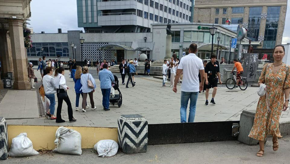 Здание защищают от потопов во время ливней.