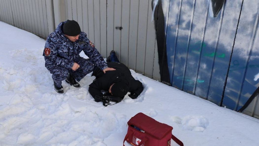 Мужчина сломал ребро и не мог позвать на помощь из-за севшего аккумулятора на телефоне.