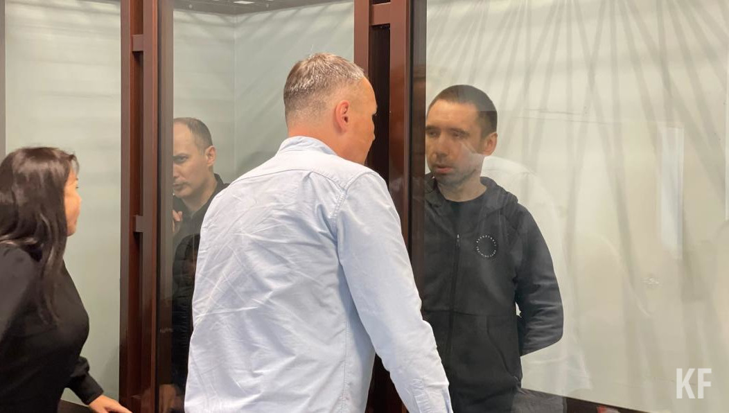 Рядом с ним на скамье подсудимых бывший первый зампредправления Татфондбанка Рамиль Насыров.