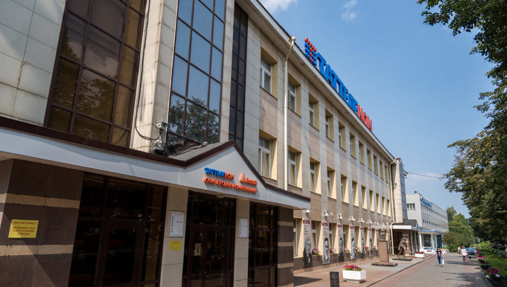 Преимущественно фирма тратила деньги на инвестиции.