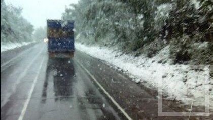 Беспрецедентное погодное явление наблюдали жители Златоуста в Челябинской области — в середине лета в городе выпал снег