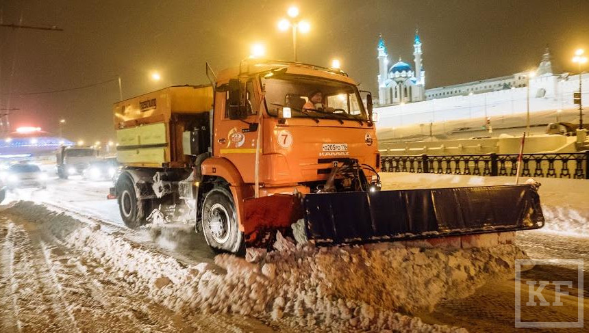 Вместе с техникой днем снег будут убирать 416 дорожных рабочих.