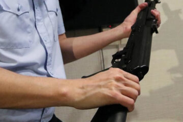 Правоохранители нашли у сотрудника разнокалиберные патроны и старые револьверы