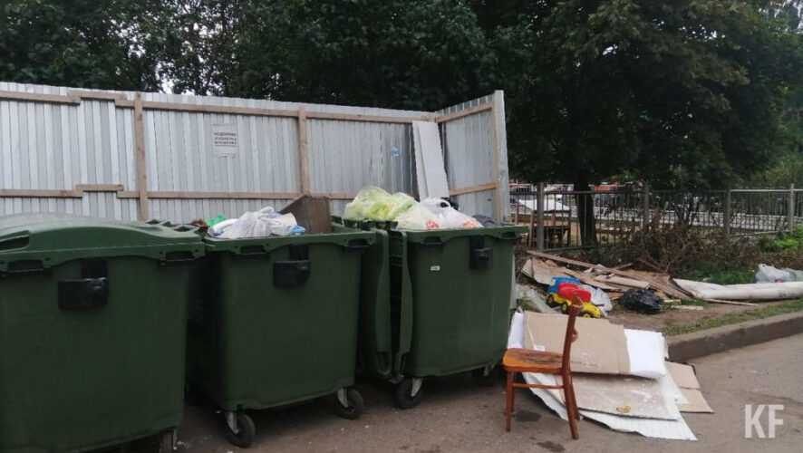 Перевалившийся за урны и скисший мусор постоянно попадает на территорию дошкольного учреждения.
