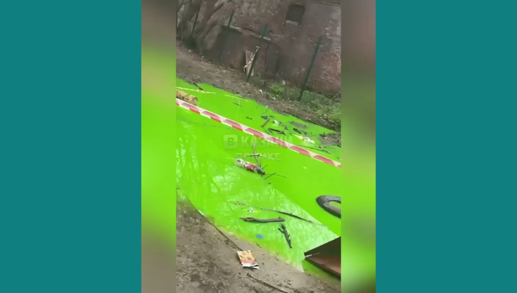 Рабочие при сносе гаража разлили краску