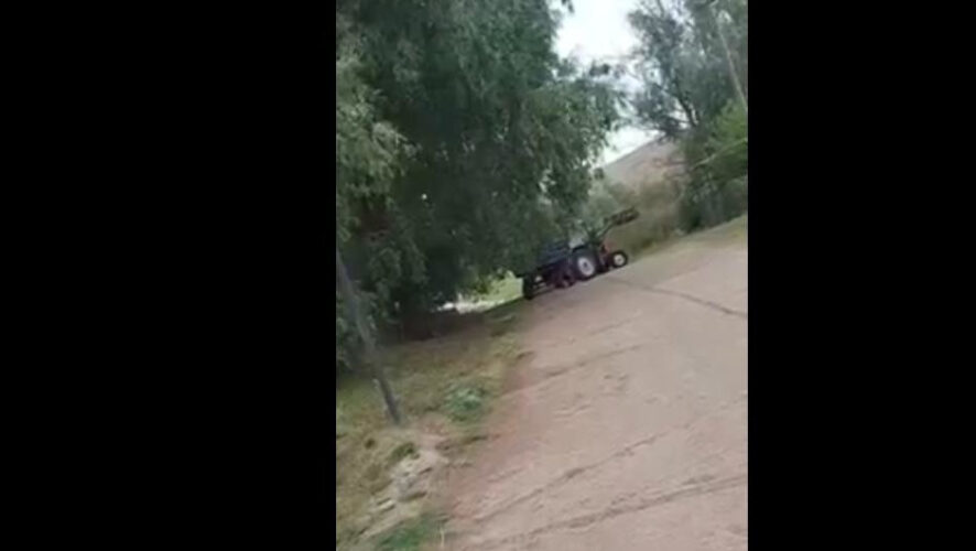 Так водители добирались до города из-за перекрытого моста через реку Зай.