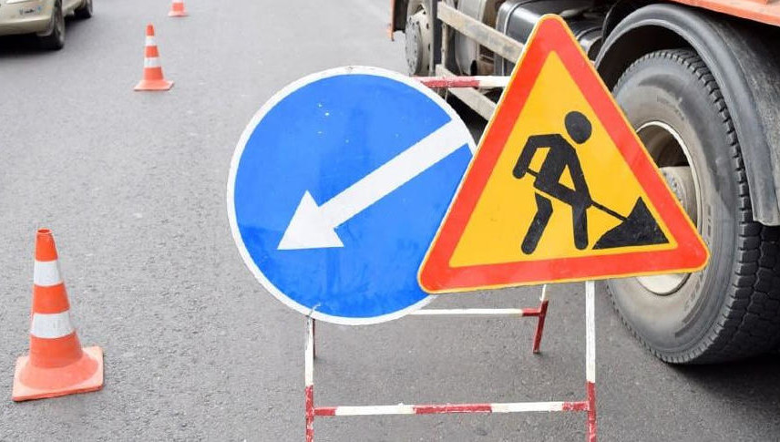 На участке идет устройство приямков под горизонтально направленное бурение для строительства трассы.