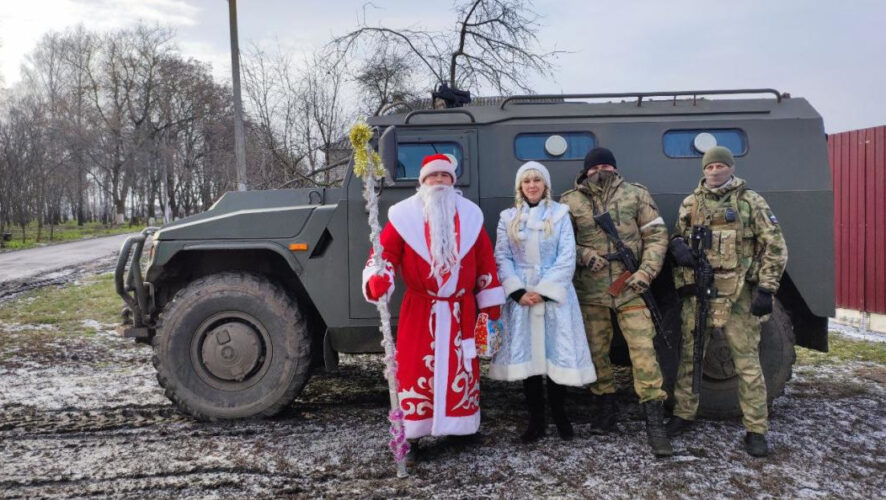 Дед Мороз и Снегурочка посетили около двадцати семей с особенными детьми и малоимущих семей.