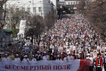 Вместе с тысячами казанцев по улицам города прошёл президент Татарстана Рустам Минниханов.