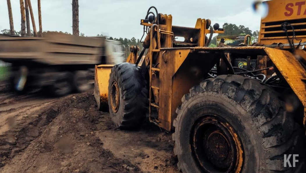 Машина перекрыла выезд с территории завода. Чиновники требуют ремонта дороги.