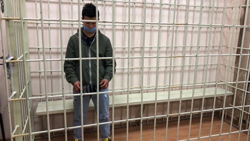 Молодого человека обвиняют по статье о применении насилия в отношении представителя власти.