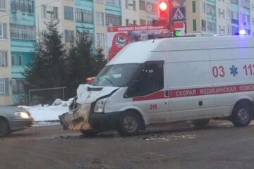 Микроавтобус «УАЗ» и машина скорой помощи столкнулись в Альметьевске