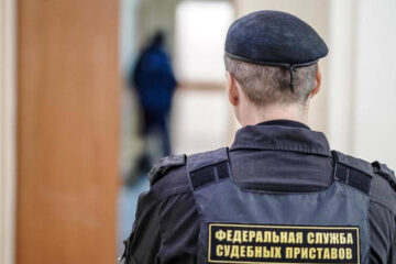 Сумма долга составила 233 000 рублей.