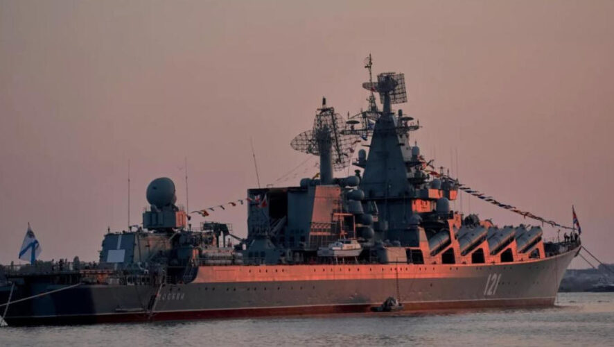 Весь экипаж был эвакуирован на находившиеся по близости корабли Черноморского флота.