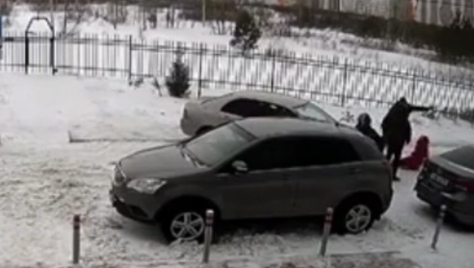 Женщина получила перелом правой ноги