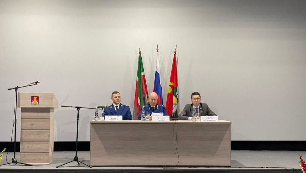 Нового руководителя представили коллективу.