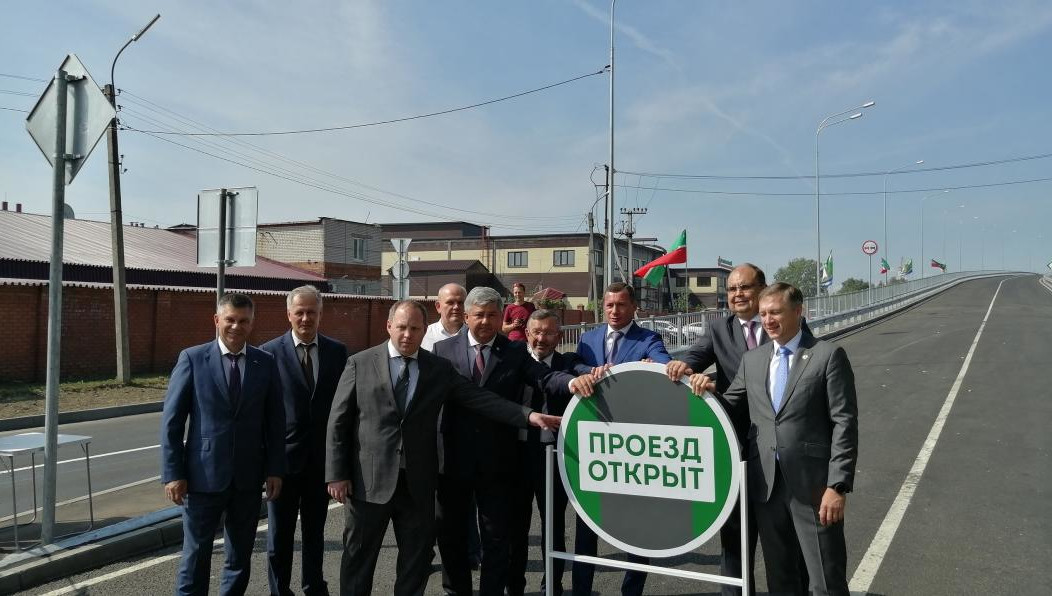 На сооружении установили оцинкованные барьерное и перильное ограждения.