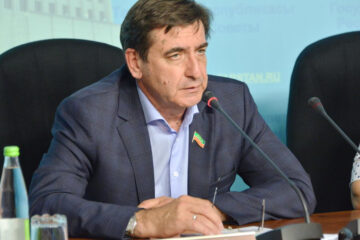 Руководитель фракции партии «Единая Россия» в Госсовете республики Юрий Камалтынов отчитался о результатах полугодия