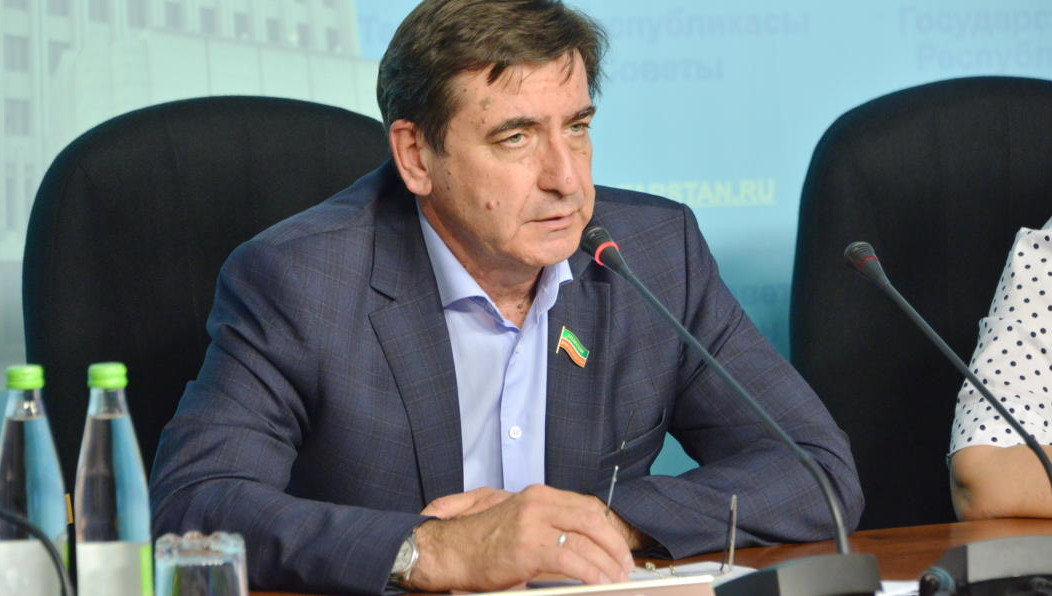 Руководитель фракции партии «Единая Россия» в Госсовете республики Юрий Камалтынов отчитался о результатах полугодия