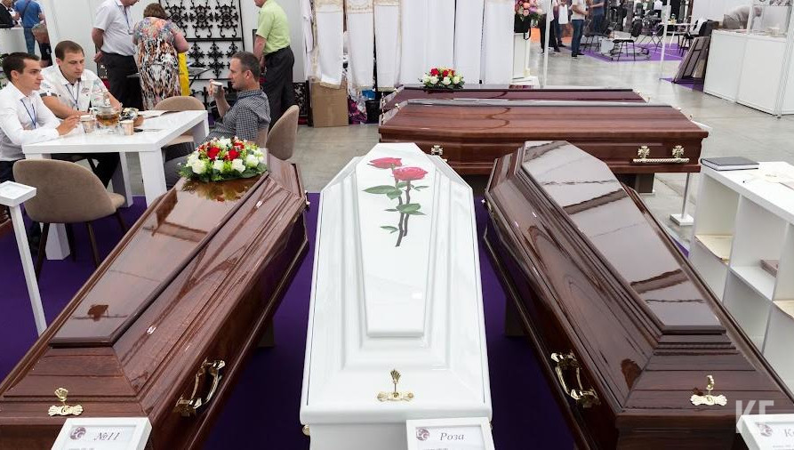 Самый дорогой гроб называется «Канадец» с двумя крышками.