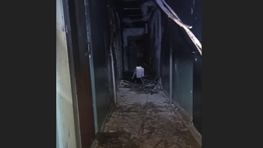 В общем коридоре вспыхнули вещи и мебель.