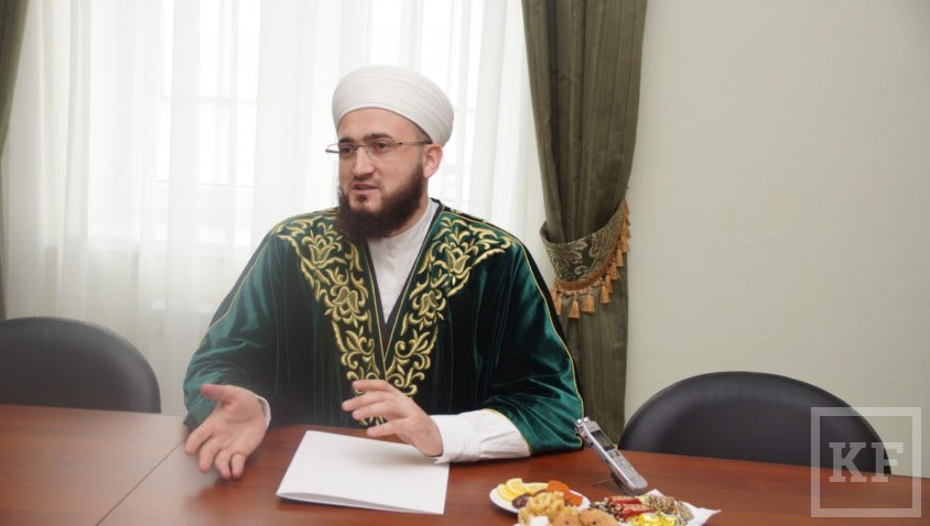 Камиль хазрат Самигуллин накануне месяца Рамадан встретился с молодежным активом Казани. Общение было живым: молодые люди задавали волнующие их вопросы