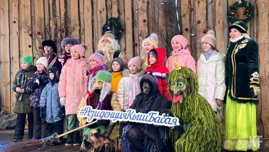 Дом снежного деда и татарской снегурочки принимает гостей с новой горкой