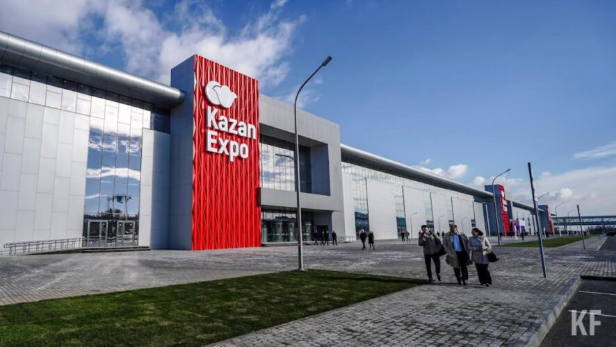 Из-за крушения самолета погибли 16 человек.