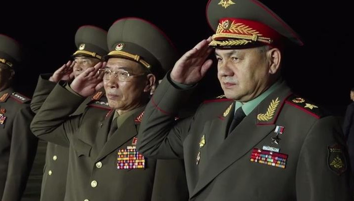 У трапа самолёта в аэропорту Сунан его встретил министр обороны КНДР генерал армии&nbsp;Кан Сун Нам.