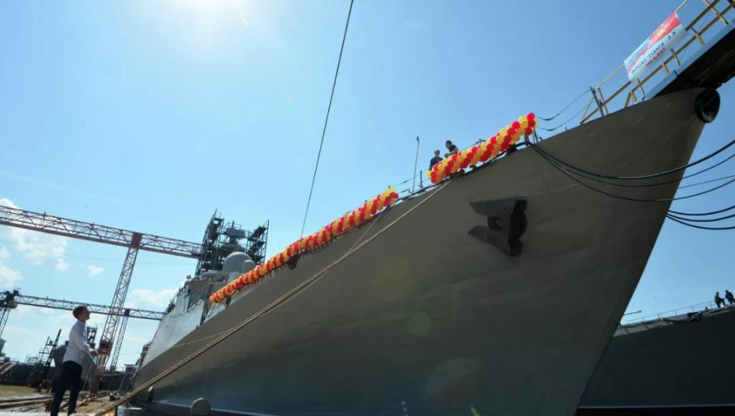 Это новая разработка оснащённая довольно бoльшим количeством зенитно-рaкетных комплексов.