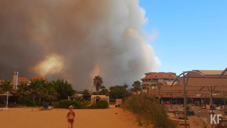 На территориях отелей видны массивные сгустки дыма.