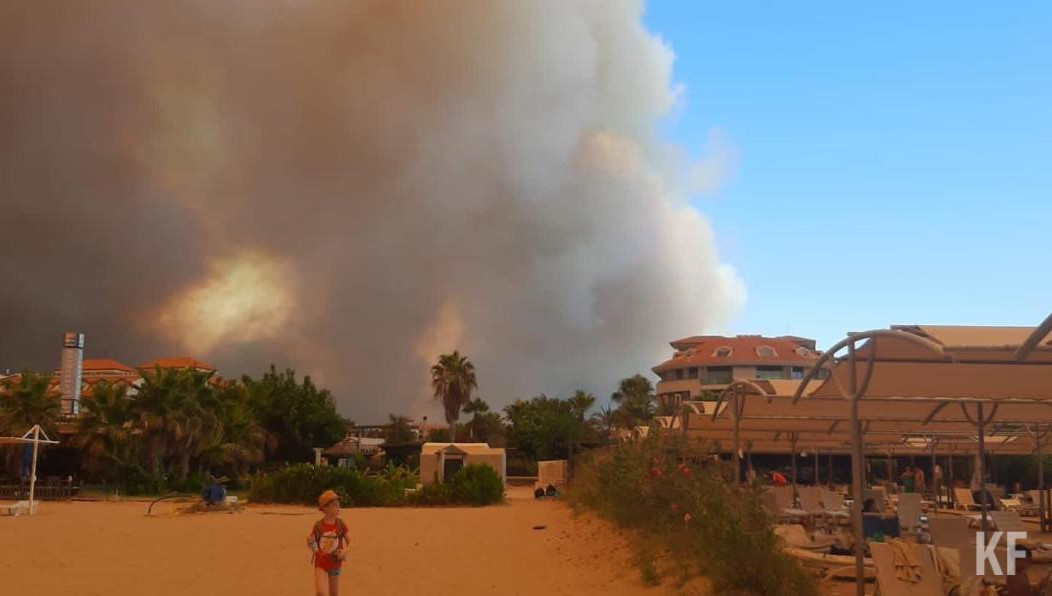 На территориях отелей видны массивные сгустки дыма.