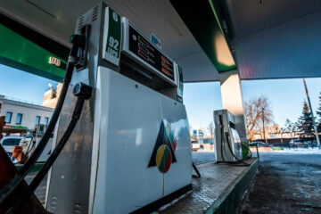 Цены на топливо стали снижаться в целом по всей России.