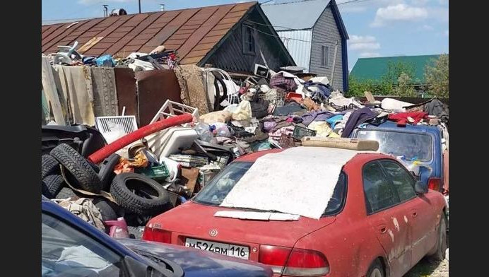 Суд обязал мужчину убрать мусор