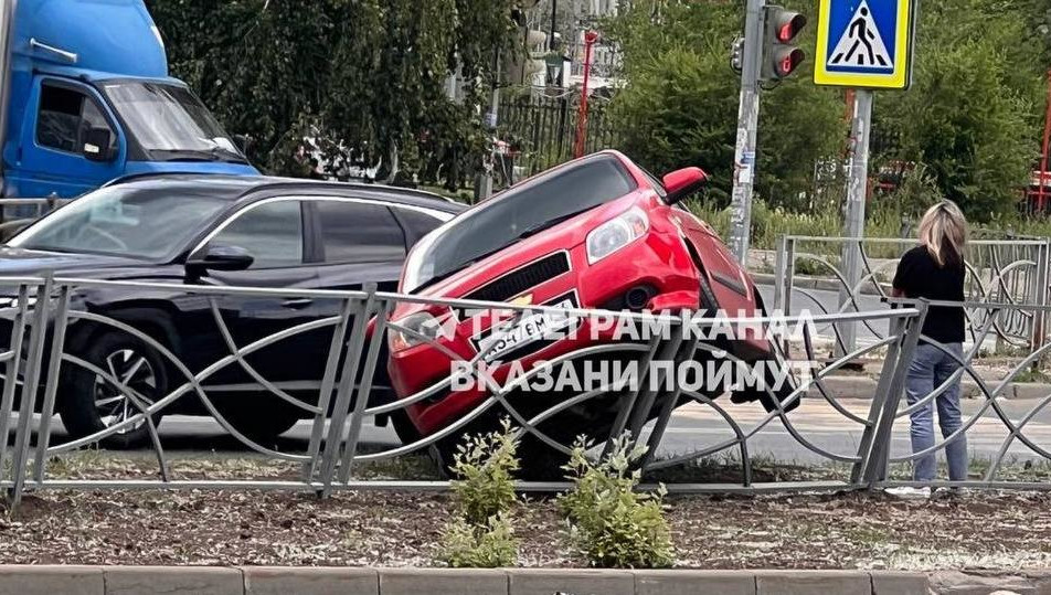 Фотограф запечатлел легковой автомобиль