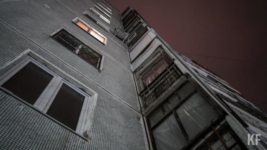 Школьница упала с высоты 17-го этажа.