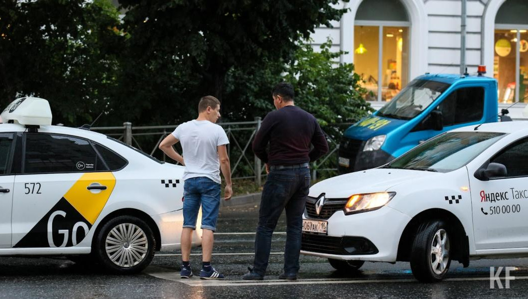 В периоды продолжительных дождей автомобили рискуют получить серьезные поломки из-за встречи техники с водой. Эксперты рассказали об основных опасностях влаги для авто и способах их избежать.