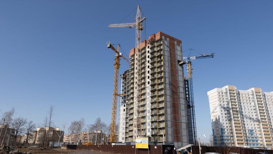 Средства на строительство трех домов выделил Госжилфонд.