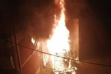 Огонь на несанкционированной свалке добрался до жилого этажа.